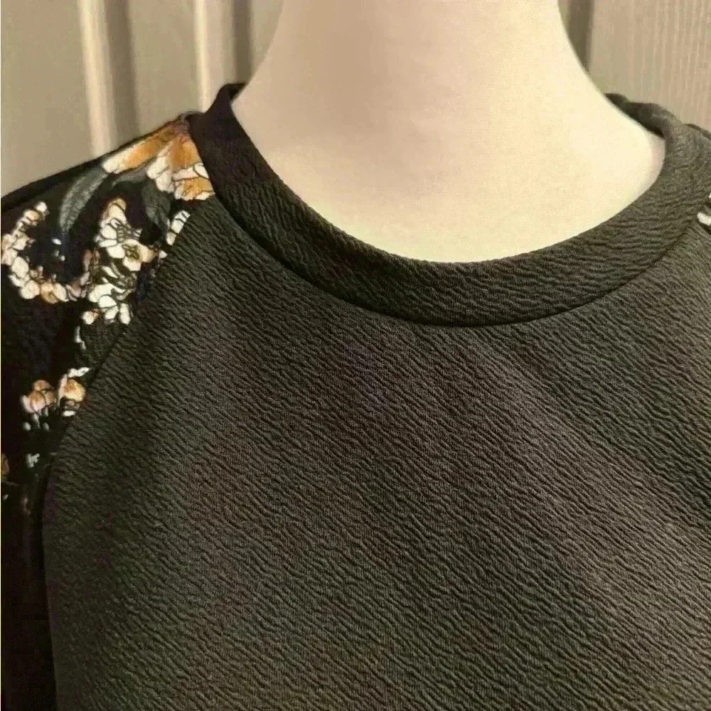 Women’s top with floral Raglan sleeves with waistband NWOT size Large - Picture 2 of 7